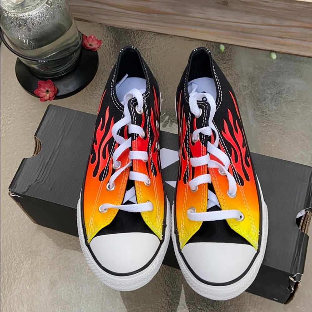 Converse black fire.